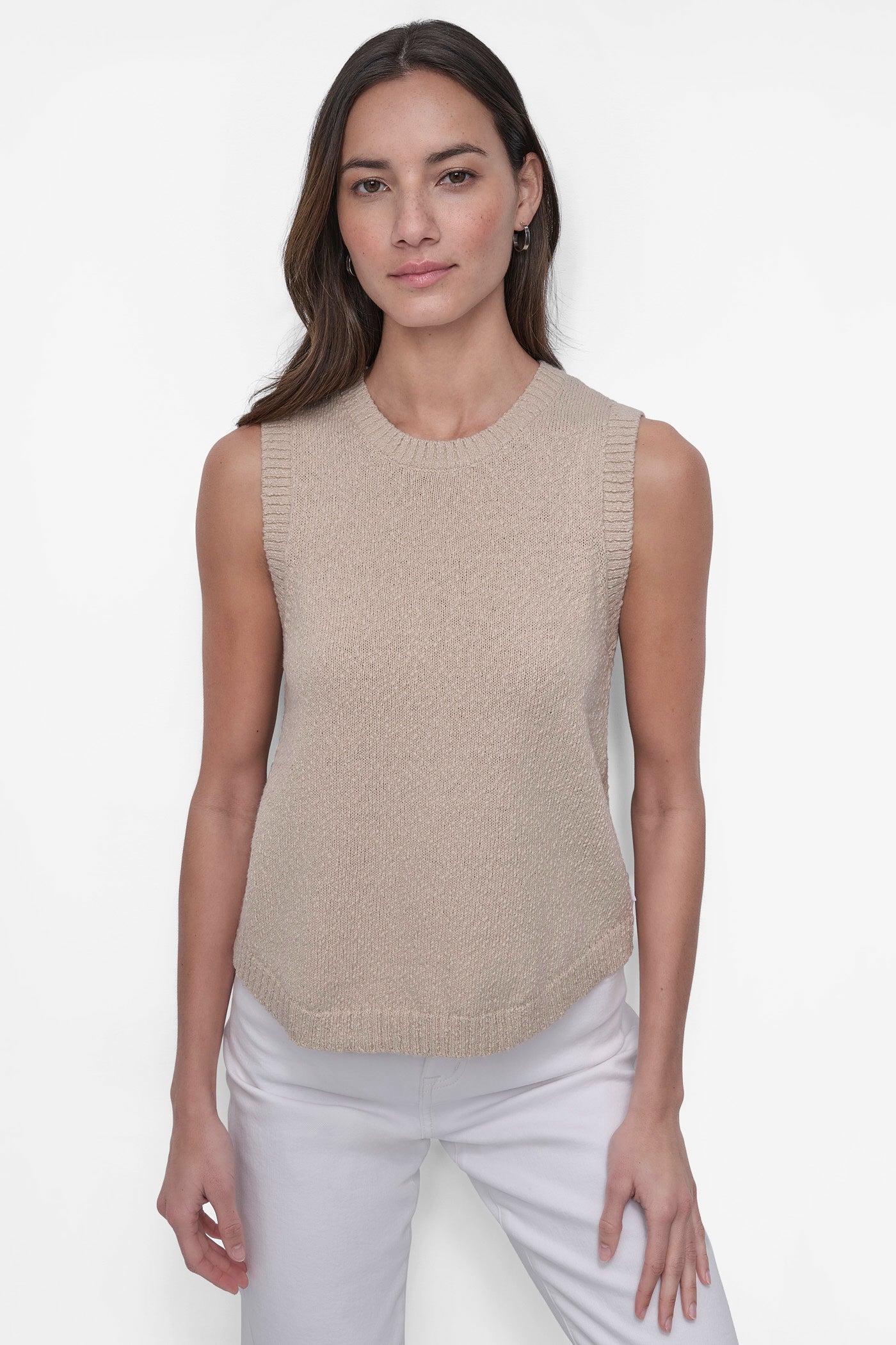 SLEEVELESS CREW NECK TANK WITH ROUNDED HEM