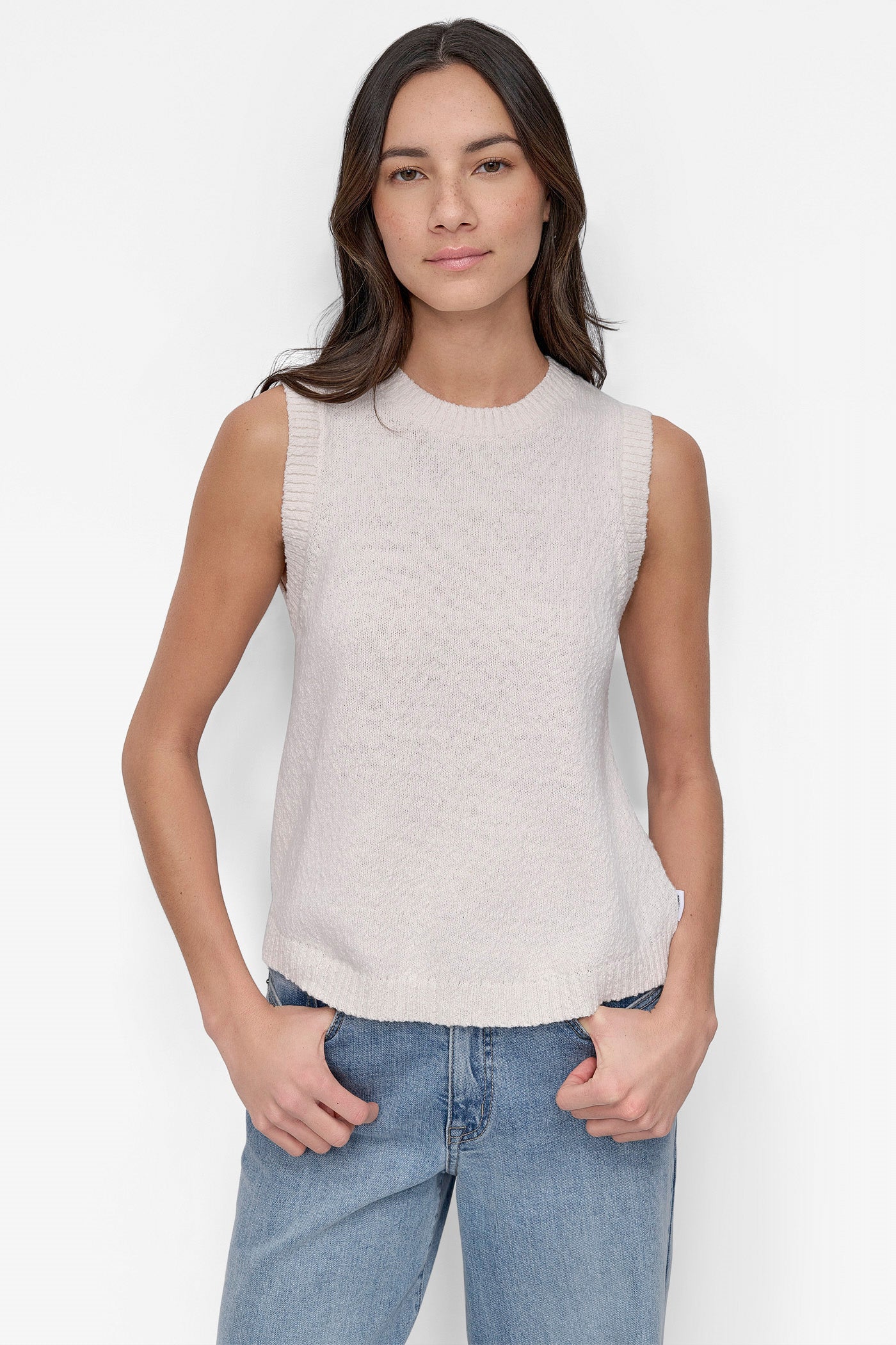SLEEVELESS CREW NECK TANK WITH ROUNDED HEM