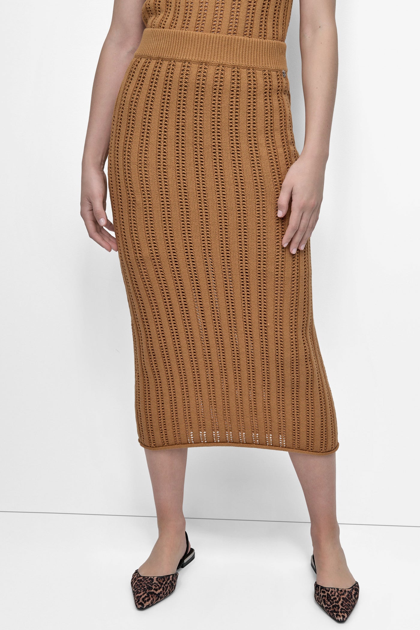 LONG SKIRT WITH CABLE POINTELE STITCH