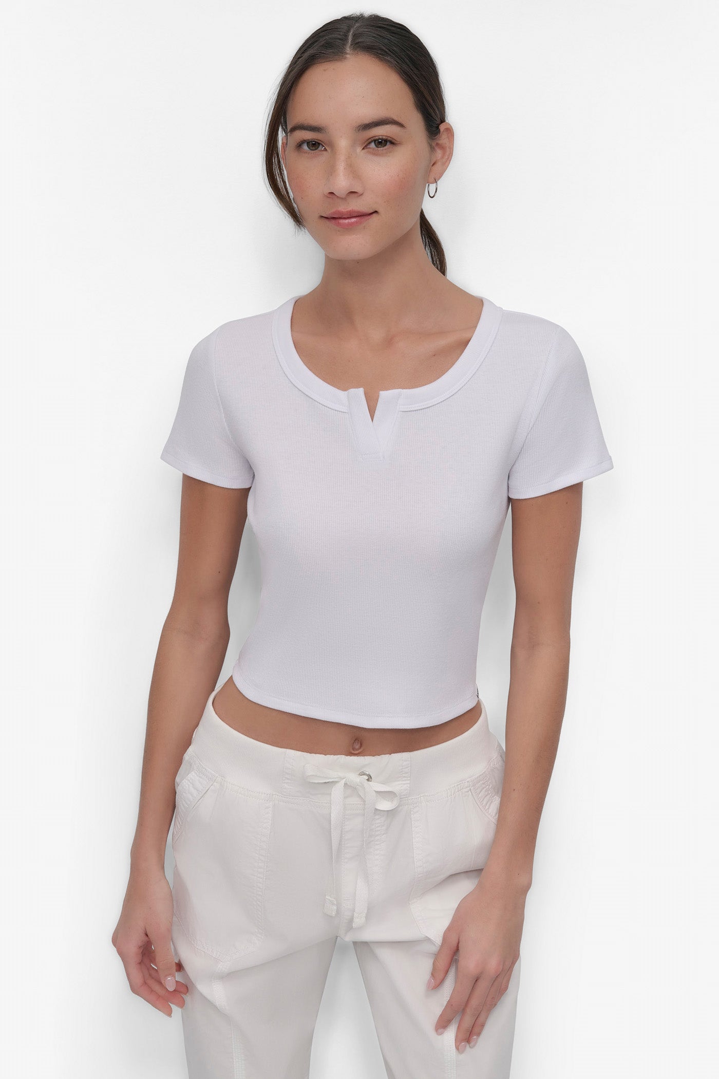 RIBBED NOTCH NECK CROPPED TEE
