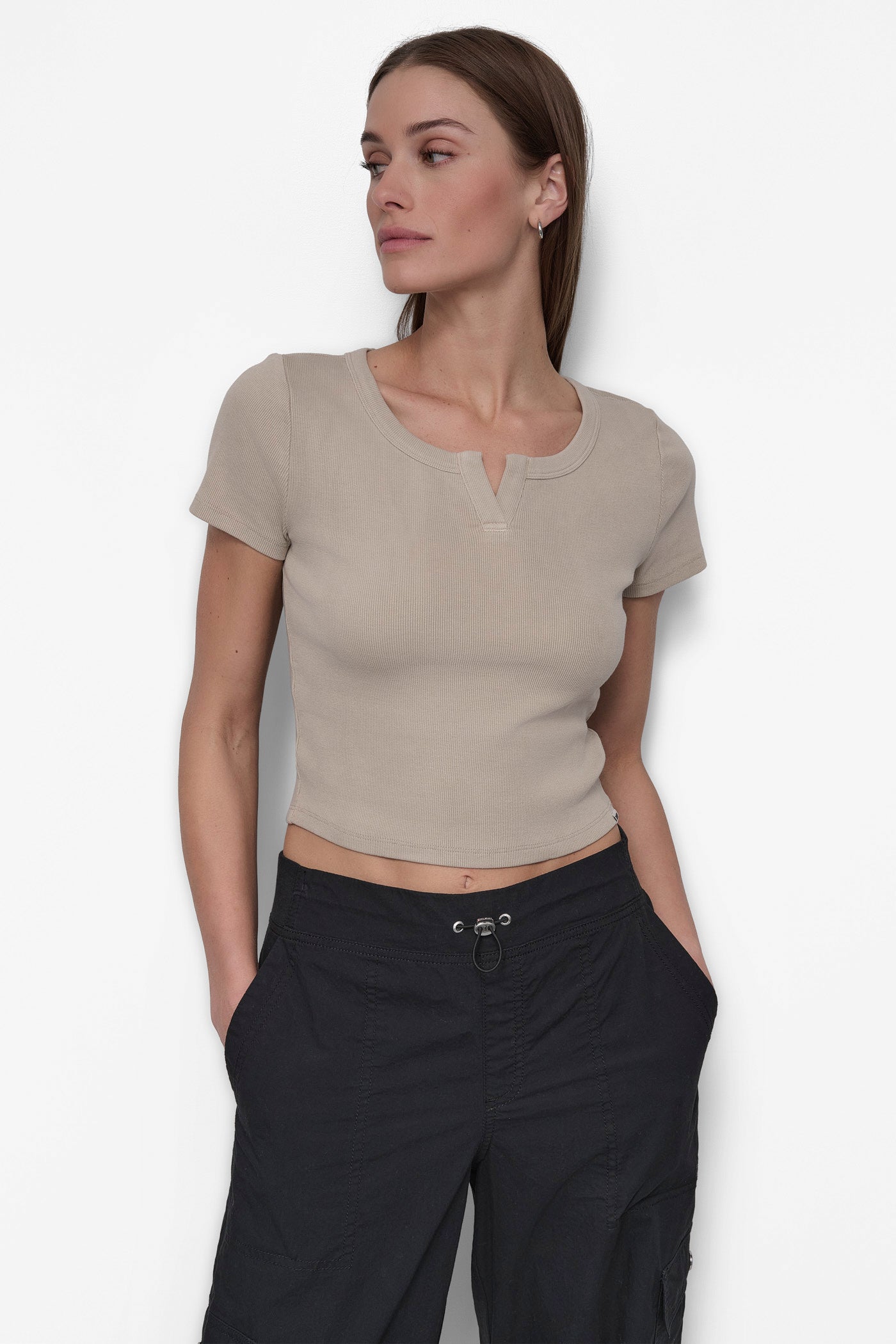 RIBBED NOTCH NECK CROPPED TEE